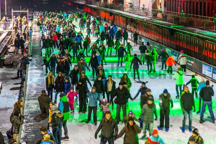 Das große Wasserbecken am ehemaligen Druckmaschinengleis [C74] auf der Kokerei Zollverein verwandelt sich im Winter in die 150 Meter lange ZOLLVEREIN® Eisbahn, die zum Freizeitvergnügen in faszinierender Atmosphäre einlädt. Allabendlich wird die Fläche mit der Installation „Monochromatic Red and Blue“ (1999) von Jonathan Speirs und Mark Major zu einem beeindruckenden Lichtkunstwerk.

Seit Dezember 2014 ist die Eisbahn um eine separate Fläche zum Eisstockschießen ergänzt.

Areal C [Kokerei], Druckmaschinengleis [C74], Kokereiallee, 45141 Essen