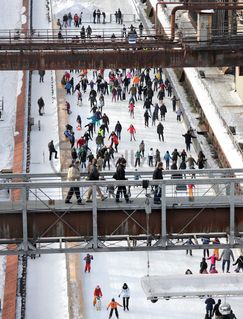 Das große Wasserbecken am ehemaligen Druckmaschinengleis [C74] auf der Kokerei Zollverein verwandelt sich im Winter in die 150 Meter lange ZOLLVEREIN® Eisbahn, die zum Freizeitvergnügen in faszinierender Atmosphäre einlädt. Allabendlich wird die Fläche mit der Installation „Monochromatic Red and Blue“ (1999) von Jonathan Speirs und Mark Major zu einem beeindruckenden Lichtkunstwerk.

Seit Dezember 2014 ist die Eisbahn um eine separate Fläche zum Eisstockschießen ergänzt.

Areal C [Kokerei], Druckmaschinengleis [C74], Kokereiallee, 45141 Essen