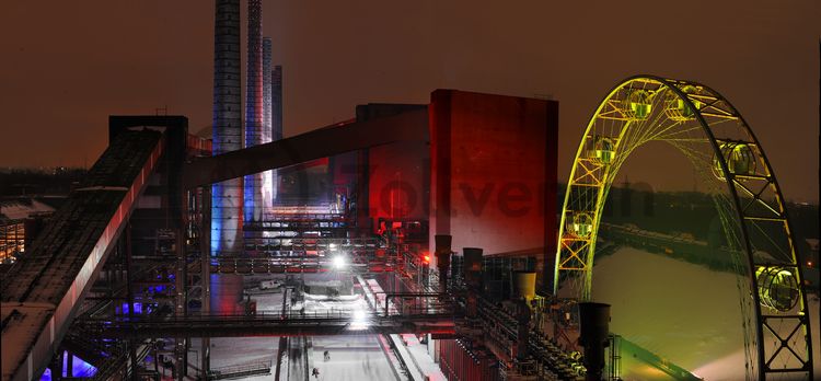 Das große Wasserbecken am ehemaligen Druckmaschinengleis [C74] auf der Kokerei Zollverein verwandelt sich im Winter in die 150 Meter lange ZOLLVEREIN® Eisbahn, die zum Freizeitvergnügen in faszinierender Atmosphäre einlädt. Allabendlich wird die Fläche mit der Installation „Monochromatic Red and Blue“ (1999) von Jonathan Speirs und Mark Major zu einem beeindruckenden Lichtkunstwerk.

Seit Dezember 2014 ist die Eisbahn um eine separate Fläche zum Eisstockschießen ergänzt.

Areal C [Kokerei], Druckmaschinengleis [C74], Kokereiallee, 45141 Essen