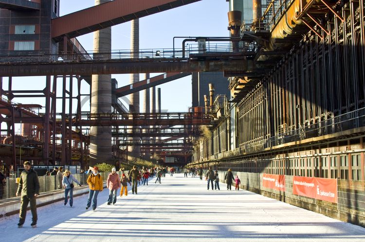 Das große Wasserbecken am ehemaligen Druckmaschinengleis [C74] auf der Kokerei Zollverein verwandelt sich im Winter in die 150 Meter lange ZOLLVEREIN® Eisbahn, die zum Freizeitvergnügen in faszinierender Atmosphäre einlädt. Allabendlich wird die Fläche mit der Installation „Monochromatic Red and Blue“ (1999) von Jonathan Speirs und Mark Major zu einem beeindruckenden Lichtkunstwerk.

Seit Dezember 2014 ist die Eisbahn um eine separate Fläche zum Eisstockschießen ergänzt.

Areal C [Kokerei], Druckmaschinengleis [C74], Kokereiallee, 45141 Essen