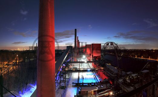 Das große Wasserbecken am ehemaligen Druckmaschinengleis [C74] auf der Kokerei Zollverein verwandelt sich im Winter in die 150 Meter lange ZOLLVEREIN® Eisbahn, die zum Freizeitvergnügen in faszinierender Atmosphäre einlädt. Allabendlich wird die Fläche mit der Installation „Monochromatic Red and Blue“ (1999) von Jonathan Speirs und Mark Major zu einem beeindruckenden Lichtkunstwerk.

Seit Dezember 2014 ist die Eisbahn um eine separate Fläche zum Eisstockschießen ergänzt.

Areal C [Kokerei], Druckmaschinengleis [C74], Kokereiallee, 45141 Essen