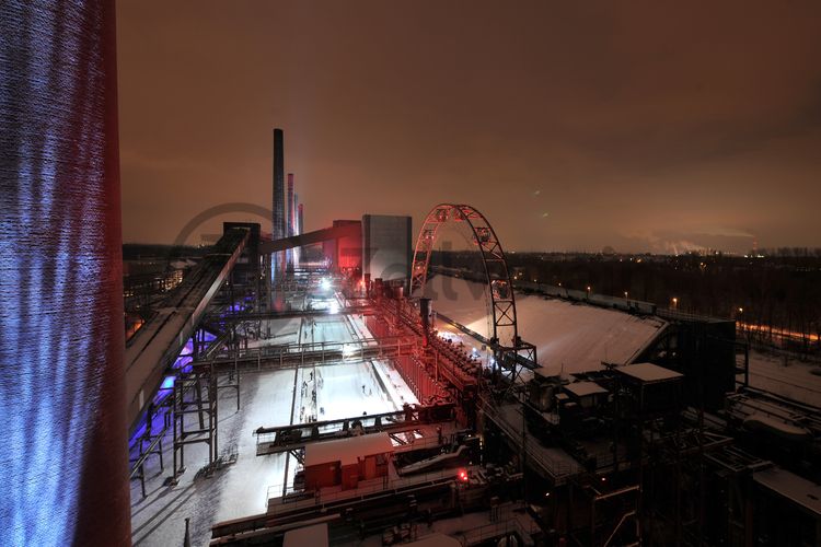 Das große Wasserbecken am ehemaligen Druckmaschinengleis [C74] auf der Kokerei Zollverein verwandelt sich im Winter in die 150 Meter lange ZOLLVEREIN® Eisbahn, die zum Freizeitvergnügen in faszinierender Atmosphäre einlädt. Allabendlich wird die Fläche mit der Installation „Monochromatic Red and Blue“ (1999) von Jonathan Speirs und Mark Major zu einem beeindruckenden Lichtkunstwerk.

Seit Dezember 2014 ist die Eisbahn um eine separate Fläche zum Eisstockschießen ergänzt.

Areal C [Kokerei], Druckmaschinengleis [C74], Kokereiallee, 45141 Essen