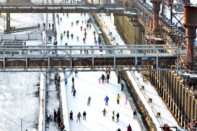 Das große Wasserbecken am ehemaligen Druckmaschinengleis [C74] auf der Kokerei Zollverein verwandelt sich im Winter in die 150 Meter lange ZOLLVEREIN® Eisbahn, die zum Freizeitvergnügen in faszinierender Atmosphäre einlädt. Allabendlich wird die Fläche mit der Installation „Monochromatic Red and Blue“ (1999) von Jonathan Speirs und Mark Major zu einem beeindruckenden Lichtkunstwerk.

Seit Dezember 2014 ist die Eisbahn um eine separate Fläche zum Eisstockschießen ergänzt.

Areal C [Kokerei], Druckmaschinengleis [C74], Kokereiallee, 45141 Essen