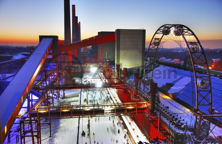 Das große Wasserbecken am ehemaligen Druckmaschinengleis [C74] auf der Kokerei Zollverein verwandelt sich im Winter in die 150 Meter lange ZOLLVEREIN® Eisbahn, die zum Freizeitvergnügen in faszinierender Atmosphäre einlädt. Allabendlich wird die Fläche mit der Installation „Monochromatic Red and Blue“ (1999) von Jonathan Speirs und Mark Major zu einem beeindruckenden Lichtkunstwerk.

Seit Dezember 2014 ist die Eisbahn um eine separate Fläche zum Eisstockschießen ergänzt.

Areal C [Kokerei], Druckmaschinengleis [C74], Kokereiallee, 45141 Essen