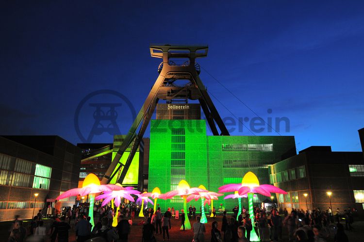 Seit der ersten ExtraSchicht im Jahr 2001 richtet die „Nacht der Industriekultur“ alljährlich ihr Rampenlicht auf die aktuellen und ehemaligen Stätten industrieller Arbeit im Ruhrgebiet. Das UNESCO-Welterbe Zollverein ist seit der ersten Stunde ein wichtiger Spielort für das Veranstaltungshighlight. Die Besucher auf Zollverein erwartet zwischen 18 Uhr und 2 Uhr nachts ein bunter Veranstaltungsmix mit vielen interaktiven Kulturangeboten, Ausstellungen, Musikbeiträgen, Licht- und Kunstinstallationen, Walk Acts und internationalen Straßentheaterinszenierungen. 

Das 55 Meter hohe Doppelbock-Fördergerüst ist das Wahrzeichen der Zeche Zollverein, der Stadt Essen und der gesamten Region: Die als Doppelstrebengerüst in Vollwandbauweise konstruierte Förderanlage ermöglichte eine doppelte Fördermechanik. Dadurch konnte die doppelte Menge an Förderwagen bzw. Fördergefäßen transportiert werden. Zollverein Schacht XII galt zu Betriebszeiten als die leistungsstärkste Zeche der Welt. 250 Stufen führen auf die oberste Plattform des Gerüstes, deren Seilscheiben sich auch heute noch manchmal drehen: Der Schacht wird von der RAG AG für die zentrale Wasserhaltung genutzt.