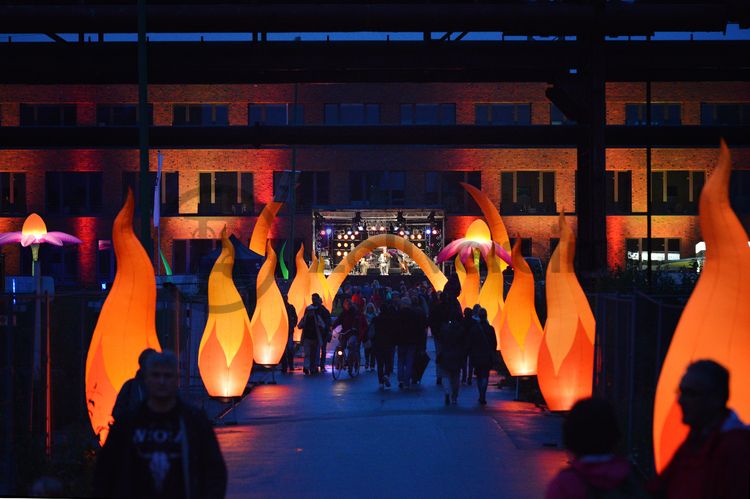 Seit der ersten ExtraSchicht im Jahr 2001 richtet die „Nacht der Industriekultur“ alljährlich ihr Rampenlicht auf die aktuellen und ehemaligen Stätten industrieller Arbeit im Ruhrgebiet. Das UNESCO-Welterbe Zollverein ist seit der ersten Stunde ein wichtiger Spielort für das Veranstaltungshighlight. Die Besucher auf Zollverein erwartet zwischen 18 Uhr und 2 Uhr nachts ein bunter Veranstaltungsmix mit vielen interaktiven Kulturangeboten, Ausstellungen, Musikbeiträgen, Licht- und Kunstinstallationen, Walk Acts und internationalen Straßentheaterinszenierungen. 

Seit 2012 befindet sich der Unternehmenssitz der RAG Montan Immobilien GmbH (RAG MI) auf dem UNESCO-Welterbe Zollverein. Das Verwaltungsgebäude für 300 Mitarbeiter ist der erste Neubau auf dem Standort der Kokerei Zollverein. 

Areal C [Kokerei], Im Welterbe 1-8, 45141 Essen