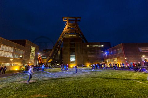 Seit der ersten ExtraSchicht im Jahr 2001 richtet die „Nacht der Industriekultur“ alljährlich ihr Rampenlicht auf die aktuellen und ehemaligen Stätten industrieller Arbeit im Ruhrgebiet. Das UNESCO-Welterbe Zollverein ist seit der ersten Stunde ein wichtiger Spielort für das Veranstaltungshighlight. Die Besucher auf Zollverein erwartet zwischen 18 Uhr und 2 Uhr nachts ein bunter Veranstaltungsmix mit vielen interaktiven Kulturangeboten, Ausstellungen, Musikbeiträgen, Licht- und Kunstinstallationen, Walk Acts und internationalen Straßentheaterinszenierungen. 

Das 55 Meter hohe Doppelbock-Fördergerüst ist das Wahrzeichen der Zeche Zollverein, der Stadt Essen und der gesamten Region: Die als Doppelstrebengerüst in Vollwandbauweise konstruierte Förderanlage ermöglichte eine doppelte Fördermechanik. Dadurch konnte die doppelte Menge an Förderwagen bzw. Fördergefäßen transportiert werden. Zollverein Schacht XII galt zu Betriebszeiten als die leistungsstärkste Zeche der Welt. 250 Stufen führen auf die oberste Plattform des Gerüstes, deren Seilscheiben sich auch heute noch manchmal drehen: Der Schacht wird von der RAG AG für die zentrale Wasserhaltung genutzt.

Areal A [Schacht XII], Fördergerüst [A1]