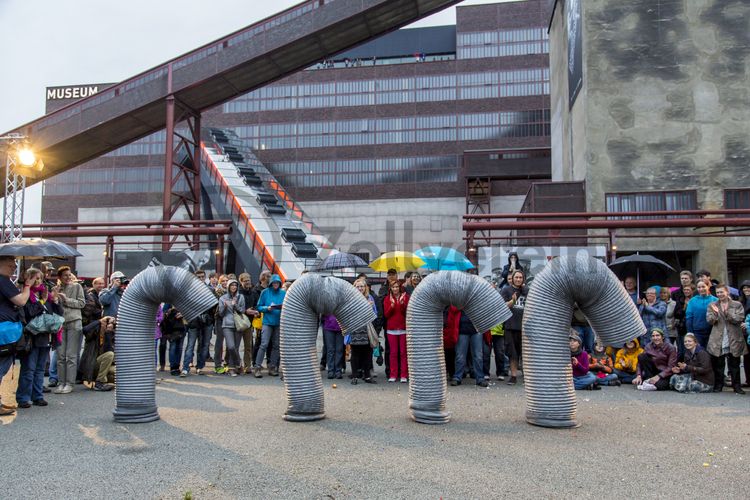 Seit der ersten ExtraSchicht im Jahr 2001 richtet die „Nacht der Industriekultur“ alljährlich ihr Rampenlicht auf die aktuellen und ehemaligen Stätten industrieller Arbeit im Ruhrgebiet. Das UNESCO-Welterbe Zollverein ist seit der ersten Stunde ein wichtiger Spielort für das Veranstaltungshighlight. Die Besucher auf Zollverein erwartet zwischen 18 Uhr und 2 Uhr nachts ein bunter Veranstaltungsmix mit vielen interaktiven Kulturangeboten, Ausstellungen, Musikbeiträgen, Licht- und Kunstinstallationen, Walk Acts und internationalen Straßentheaterinszenierungen. 

Das größte Übertagegebäude auf Zollverein, die Kohlenwäsche [A14], war zu Betriebszeiten eine Riesenmaschine: Täglich wurden dort 23.000 Tonnen Rohkohle sortiert und klassiert. Von 2003 bis 2006 wurde die Kohlenwäsche vom Office for Metropolitan Architecture (OMA) unter Leitung von Rem Koolhaas und dem Essener Büro Böll & Krabel umfassend saniert und für die spätere Nutzung vorbereitet. 

Eine 58 Meter lange Rolltreppe bringt die Besucher heute direkt in das RUHR.VISITORCENTER Essen auf der 24-Meter-Ebene. 2010 eröffnete das Ruhr Museum in der Kohlenwäsche, das in drei Etagen eine Dauerausstellung zu den Kategorien Gegenwart – Gedächtnis – Geschichte präsentiert. Die oberen Etagen gehören mit den authentisch erhaltenen Übertageanlagen zum Denkmalpfad ZOLLVEREIN®. Auf dem Dach der Kohlenwäsche sind zwei Aussichtsplattformen installiert, die einen Rundblick auf das Gelände und die Region bieten. Das Portal der Industriekultur informiert über industriekulturelle Angebote im Ruhrgebiet und in Nordrhein-Westfalen.

Areal A [Schacht XII], Kohlenwäsche [A14]