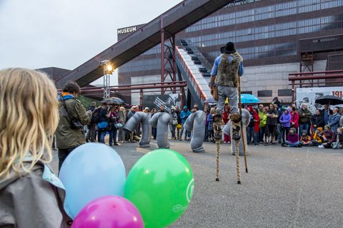 Seit der ersten ExtraSchicht im Jahr 2001 richtet die „Nacht der Industriekultur“ alljährlich ihr Rampenlicht auf die aktuellen und ehemaligen Stätten industrieller Arbeit im Ruhrgebiet. Das UNESCO-Welterbe Zollverein ist seit der ersten Stunde ein wichtiger Spielort für das Veranstaltungshighlight. Die Besucher auf Zollverein erwartet zwischen 18 Uhr und 2 Uhr nachts ein bunter Veranstaltungsmix mit vielen interaktiven Kulturangeboten, Ausstellungen, Musikbeiträgen, Licht- und Kunstinstallationen, Walk Acts und internationalen Straßentheaterinszenierungen. 

Das größte Übertagegebäude auf Zollverein, die Kohlenwäsche [A14], war zu Betriebszeiten eine Riesenmaschine: Täglich wurden dort 23.000 Tonnen Rohkohle sortiert und klassiert. Von 2003 bis 2006 wurde die Kohlenwäsche vom Office for Metropolitan Architecture (OMA) unter Leitung von Rem Koolhaas und dem Essener Büro Böll & Krabel umfassend saniert und für die spätere Nutzung vorbereitet. 

Eine 58 Meter lange Rolltreppe bringt die Besucher heute direkt in das RUHR.VISITORCENTER Essen auf der 24-Meter-Ebene. 2010 eröffnete das Ruhr Museum in der Kohlenwäsche, das in drei Etagen eine Dauerausstellung zu den Kategorien Gegenwart – Gedächtnis – Geschichte präsentiert. Die oberen Etagen gehören mit den authentisch erhaltenen Übertageanlagen zum Denkmalpfad ZOLLVEREIN®. Auf dem Dach der Kohlenwäsche sind zwei Aussichtsplattformen installiert, die einen Rundblick auf das Gelände und die Region bieten. Das Portal der Industriekultur informiert über industriekulturelle Angebote im Ruhrgebiet und in Nordrhein-Westfalen.

Areal A [Schacht XII], Kohlenwäsche [A14]