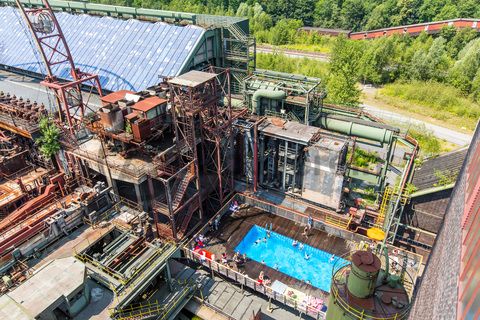 Das Werksschwimmbad ist eine sogenannte künstlerische Intervention der Frankfurter Künstler Dirk Paschke (geb. 1969) und Daniel Milohnic (geb. 1969), das sie 2001 im Rahmen des Kunstprojekts „Zeitgenössische Kunst und Kritik“ gemeinsam erschufen. Das 2,4 x 12 x 5 Meter große Becken besteht aus zwei auseinander geschnittenen und neu verschweißten Überseecontainern und fasst 130 Kubikmeter Wasser. Als „soziale Skulptur“ thematisiert der Pool den Strukturwandel im Ruhrgebiet. Gleichzeitig bietet er ein attraktives Freizeitangebot. Das Schwimmbad ist in den Sommerferien ein beliebter Treffpunkt für Kinder und Jugendliche im Essener Norden.

Die Kokerei Zollverein wurde von 1957 bis 1961 nach Plänen des Architekten Fritz Schupp gebaut, nach Erweiterungsarbeiten war sie ab 1973 die größte Zentralkokerei Europas. Täglich waren bis zu 1.000 Koker rund um die Uhr im Einsatz, bis zu 8.600 Tonnen Koks wurden pro Tag produziert. 1993 wurde die Kokerei stillgelegt, im Jahr 2000 in die Denkmalliste der Stadt Essen aufgenommen, seit 2001 gehört sie zum UNESCO-Welterbe. 2010 ist die Kokerei in den Besitz der Stiftung Zollverein übergegangen. Die „schwarze Seite“ der Kokerei, die den Bereich der Koksproduktion bezeichnet, kann bei einer Führung durch den Denkmalpfad Zollverein besichtigt werden.