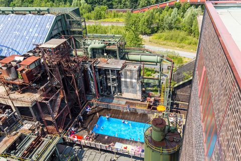 Das Werksschwimmbad ist eine sogenannte künstlerische Intervention der Frankfurter Künstler Dirk Paschke (geb. 1969) und Daniel Milohnic (geb. 1969), das sie 2001 im Rahmen des Kunstprojekts „Zeitgenössische Kunst und Kritik“ gemeinsam erschufen. Das 2,4 x 12 x 5 Meter große Becken besteht aus zwei auseinander geschnittenen und neu verschweißten Überseecontainern und fasst 130 Kubikmeter Wasser. Als „soziale Skulptur“ thematisiert der Pool den Strukturwandel im Ruhrgebiet. Gleichzeitig bietet er ein attraktives Freizeitangebot. Das Schwimmbad ist in den Sommerferien ein beliebter Treffpunkt für Kinder und Jugendliche im Essener Norden.

Die Kokerei Zollverein wurde von 1957 bis 1961 nach Plänen des Architekten Fritz Schupp gebaut, nach Erweiterungsarbeiten war sie ab 1973 die größte Zentralkokerei Europas. Täglich waren bis zu 1.000 Koker rund um die Uhr im Einsatz, bis zu 8.600 Tonnen Koks wurden pro Tag produziert. 1993 wurde die Kokerei stillgelegt, im Jahr 2000 in die Denkmalliste der Stadt Essen aufgenommen, seit 2001 gehört sie zum UNESCO-Welterbe. 2010 ist die Kokerei in den Besitz der Stiftung Zollverein übergegangen. Die „schwarze Seite“ der Kokerei, die den Bereich der Koksproduktion bezeichnet, kann bei einer Führung durch den Denkmalpfad Zollverein besichtigt werden.
