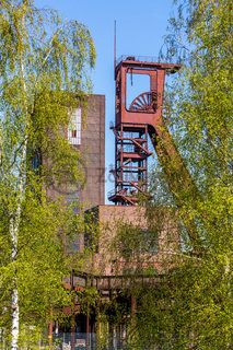 Die 1851 in Betrieb genommene Gründerschachtanlage 1/2/8 ist die älteste Schachtanlage der Zeche Zollverein. Die vorhandenen Ziegelmassivbauten stammen aus dem ersten Jahrzehnt des 20. Jahrhunderts, sämtliche Erweiterungsbauten nach 1932 wurden im architektonischen Stil der Schachtanlage Zollverein XII errichtet. Auf Schacht 1/2/8 befanden sich mit der Markenkontrolle, Kaue und Lampenstube auch die Sozialräume für die auf Schacht 1/2/8 und Schacht XII tätigen Bergleute. Nach der Stilllegung 1986 wurde die Schachtanlage 1/2/8 saniert. In der ehemaligen Maschinenhalle befindet sich heute der Kunstschacht Zollverein, in der einstigen Waschkaue die renommierte Kulturinstitution PACT Zollverein. 2000 wurde die Schachtanlage 1/2/8 in die Denkmalliste der Stadt Essen aufgenommen und gehört seit 2001 zum UNESCO-Welterbe. 

Der Förderturm und das Einstrebenfördergerüst wurden über den beiden ersten Zollverein-Schächten errichtet. 1904 und 1954 wurde die Schachtanlage modernisiert, auch die Förderanlagen wurden dabei erneuert.

Areal B [Schacht 1/2/8], Fördergerüst [B40] und Förderturm [B41]