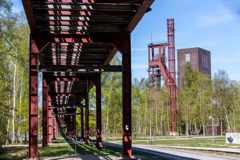 Die 1851 in Betrieb genommene Gründerschachtanlage 1/2/8 ist die älteste Schachtanlage der Zeche Zollverein. Die vorhandenen Ziegelmassivbauten stammen aus dem ersten Jahrzehnt des 20. Jahrhunderts, sämtliche Erweiterungsbauten nach 1932 wurden im architektonischen Stil der Schachtanlage Zollverein XII errichtet. Auf Schacht 1/2/8 befanden sich mit der Markenkontrolle, Kaue und Lampenstube auch die Sozialräume für die auf Schacht 1/2/8 und Schacht XII tätigen Bergleute. Nach der Stilllegung 1986 wurde die Schachtanlage 1/2/8 saniert. In der ehemaligen Maschinenhalle befindet sich heute der Kunstschacht Zollverein, in der einstigen Waschkaue die renommierte Kulturinstitution PACT Zollverein. 2000 wurde die Schachtanlage 1/2/8 in die Denkmalliste der Stadt Essen aufgenommen und gehört seit 2001 zum UNESCO-Welterbe. 

Der Förderturm und das Einstrebenfördergerüst wurden über den beiden ersten Zollverein-Schächten errichtet. 1904 und 1954 wurde die Schachtanlage modernisiert, auch die Förderanlagen wurden dabei erneuert.

Die Mannschaftsbrücke führte von der Schachtanlage 1/2/8 zur Schachtanlage XII und war der Verbindungsweg für die Bergleute. Ein Passieren zu ebener Erde war aufgrund des Zugverkehrs nicht möglich. Heute ist die Brücke Teil des Denkmalpfads ZOLLVEREIN® und öffentlich zugänglich.

Areal B [Schacht 1/2/8], Fördergerüst [B40] und Förderturm [B41]