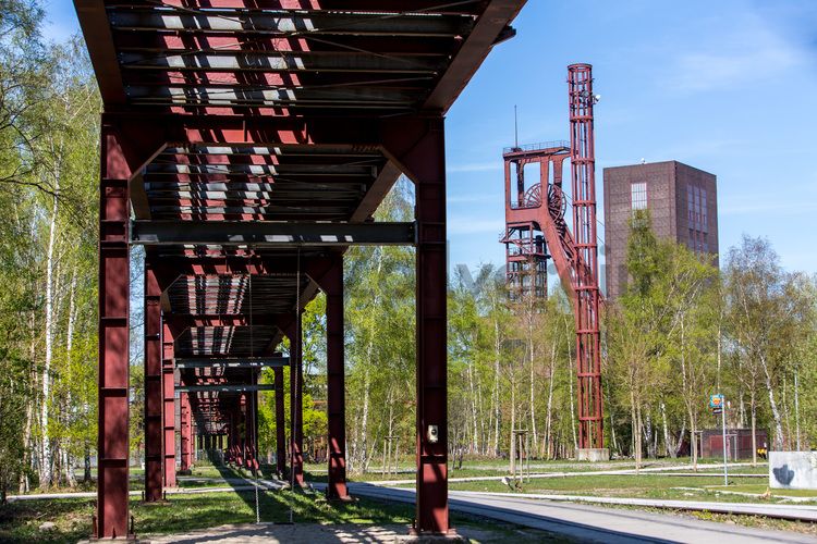 Die 1851 in Betrieb genommene Gründerschachtanlage 1/2/8 ist die älteste Schachtanlage der Zeche Zollverein. Die vorhandenen Ziegelmassivbauten stammen aus dem ersten Jahrzehnt des 20. Jahrhunderts, sämtliche Erweiterungsbauten nach 1932 wurden im architektonischen Stil der Schachtanlage Zollverein XII errichtet. Auf Schacht 1/2/8 befanden sich mit der Markenkontrolle, Kaue und Lampenstube auch die Sozialräume für die auf Schacht 1/2/8 und Schacht XII tätigen Bergleute. Nach der Stilllegung 1986 wurde die Schachtanlage 1/2/8 saniert. In der ehemaligen Maschinenhalle befindet sich heute der Kunstschacht Zollverein, in der einstigen Waschkaue die renommierte Kulturinstitution PACT Zollverein. 2000 wurde die Schachtanlage 1/2/8 in die Denkmalliste der Stadt Essen aufgenommen und gehört seit 2001 zum UNESCO-Welterbe. 

Der Förderturm und das Einstrebenfördergerüst wurden über den beiden ersten Zollverein-Schächten errichtet. 1904 und 1954 wurde die Schachtanlage modernisiert, auch die Förderanlagen wurden dabei erneuert.

Die Mannschaftsbrücke führte von der Schachtanlage 1/2/8 zur Schachtanlage XII und war der Verbindungsweg für die Bergleute. Ein Passieren zu ebener Erde war aufgrund des Zugverkehrs nicht möglich. Heute ist die Brücke Teil des Denkmalpfads ZOLLVEREIN® und öffentlich zugänglich.

Areal B [Schacht 1/2/8], Fördergerüst [B40] und Förderturm [B41]