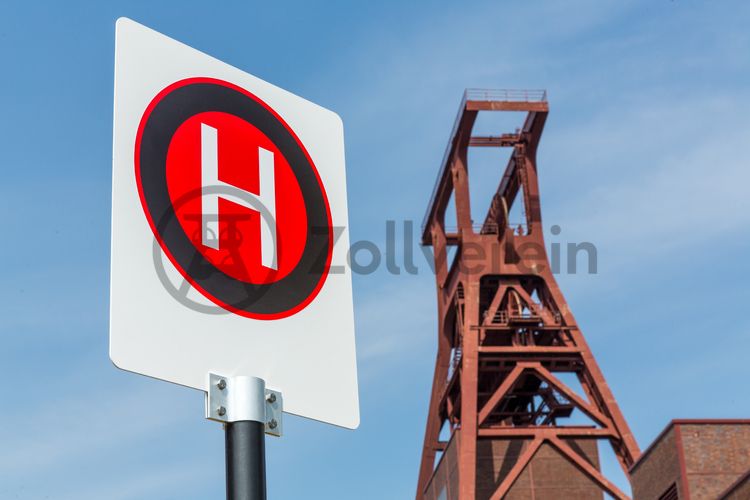 Zügig von A nach B kommen oder an einer geführten Rundfahrt teilnehmen – mit den E-Bus-Angeboten auf dem Welterbe Zollverein können Besucher das 100 Hektar große Gelände noch einfacher erkunden. Die Fahrten richten sich an alle, die schnell und komfortabel einen ersten Überblick über das Welterbe-Gelände erhalten möchten. Dabei können die Gäste zwischen den Zollverein Rundfahrten und der Linie UNESCO-Welterbe Zollverein wählen.