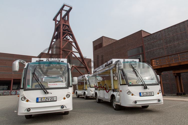 Zügig von A nach B kommen oder an einer geführten Rundfahrt teilnehmen – mit den E-Bus-Angeboten auf dem Welterbe Zollverein können Besucher das 100 Hektar große Gelände noch einfacher erkunden. Die Fahrten richten sich an alle, die schnell und komfortabel einen ersten Überblick über das Welterbe-Gelände erhalten möchten. Dabei können die Gäste zwischen den ZOLLVEREIN® Rundfahrten und der Linie UNESCO-Welterbe Zollverein wählen.

Das 55 Meter hohe Doppelbock-Fördergerüst ist das Wahrzeichen der Zeche Zollverein, der Stadt Essen und der gesamten Region: Die als Doppelstrebengerüst in Vollwandbauweise konstruierte Förderanlage ermöglichte eine doppelte Fördermechanik. Dadurch konnte die doppelte Menge an Förderwagen bzw. Fördergefäßen transportiert werden. Zollverein Schacht XII galt zu Betriebszeiten als die leistungsstärkste Zeche der Welt. 250 Stufen führen auf die oberste Plattform des Gerüstes, deren Seilscheiben sich auch heute noch manchmal drehen: Der Schacht wird von der RAG AG für die zentrale Wasserhaltung genutzt.

Als Forum Kohlenwäsche wird der Platz vor der Kohlenwäsche [A14] auf Schacht XII bezeichnet. Im Sommer finden dort regelmäßig Open-Air-Veranstaltungen statt.

Areal A (Schacht XII]