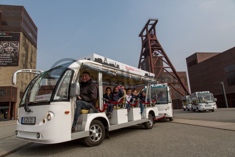 Zügig von A nach B kommen oder an einer geführten Rundfahrt teilnehmen – mit den E-Bus-Angeboten auf dem Welterbe Zollverein können Besucher das 100 Hektar große Gelände noch einfacher erkunden. Die Fahrten richten sich an alle, die schnell und komfortabel einen ersten Überblick über das Welterbe-Gelände erhalten möchten. Dabei können die Gäste zwischen den ZOLLVEREIN® Rundfahrten und der Linie UNESCO-Welterbe Zollverein wählen.

Das 55 Meter hohe Doppelbock-Fördergerüst ist das Wahrzeichen der Zeche Zollverein, der Stadt Essen und der gesamten Region: Die als Doppelstrebengerüst in Vollwandbauweise konstruierte Förderanlage ermöglichte eine doppelte Fördermechanik. Dadurch konnte die doppelte Menge an Förderwagen bzw. Fördergefäßen transportiert werden. Zollverein Schacht XII galt zu Betriebszeiten als die leistungsstärkste Zeche der Welt. 250 Stufen führen auf die oberste Plattform des Gerüstes, deren Seilscheiben sich auch heute noch manchmal drehen: Der Schacht wird von der RAG AG für die zentrale Wasserhaltung genutzt.

Als Forum Kohlenwäsche wird der Platz vor der Kohlenwäsche [A14] auf Schacht XII bezeichnet. Im Sommer finden dort regelmäßig Open-Air-Veranstaltungen statt.

Areal A (Schacht XII]