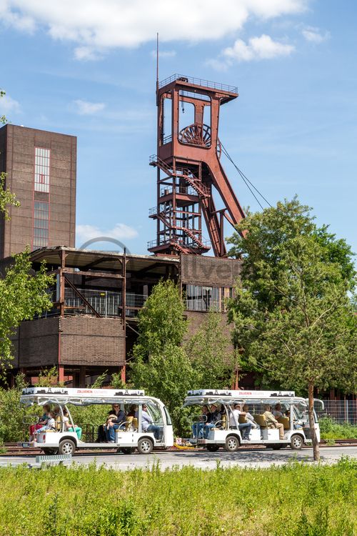 Zügig von A nach B kommen oder an einer geführten Rundfahrt teilnehmen – mit den E-Bus-Angeboten auf dem Welterbe Zollverein können Besucher das 100 Hektar große Gelände noch einfacher erkunden. Die Fahrten richten sich an alle, die schnell und komfortabel einen ersten Überblick über das Welterbe-Gelände erhalten möchten. Dabei können die Gäste zwischen den Zollverein Rundfahrten und der Linie UNESCO-Welterbe Zollverein wählen.

Die 1851 in Betrieb genommene Gründerschachtanlage 1/2/8 ist die älteste Schachtanlage der Zeche Zollverein. Die vorhandenen Ziegelmassivbauten stammen aus dem ersten Jahrzehnt des 20. Jahrhunderts, sämtliche Erweiterungsbauten nach 1932 wurden im architektonischen Stil der Schachtanlage Zollverein XII errichtet. Auf Schacht 1/2/8 befanden sich mit der Markenkontrolle, Kaue und Lampenstube auch die Sozialräume für die auf Schacht 1/2/8 und Schacht XII tätigen Bergleute. Nach der Stilllegung 1986 wurde die Schachtanlage 1/2/8 saniert. In der ehemaligen Maschinenhalle befindet sich heute der Kunstschacht Zollverein, in der einstigen Waschkaue die renommierte Kulturinstitution PACT Zollverein. 2000 wurde die Schachtanlage 1/2/8 in die Denkmalliste der Stadt Essen aufgenommen und gehört seit 2001 zum UNESCO-Welterbe. 

Der Förderturm und das Einstrebenfördergerüst wurden über den beiden ersten Zollverein-Schächten errichtet. 1904 und 1954 wurde die Schachtanlage modernisiert, auch die Förderanlagen wurden dabei erneuert.