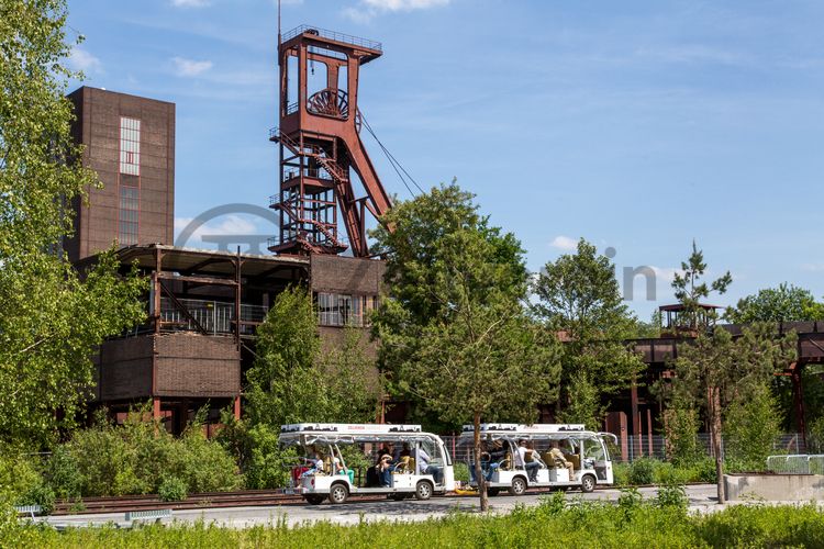 Zügig von A nach B kommen oder an einer geführten Rundfahrt teilnehmen – mit den E-Bus-Angeboten auf dem Welterbe Zollverein können Besucher das 100 Hektar große Gelände noch einfacher erkunden. Die Fahrten richten sich an alle, die schnell und komfortabel einen ersten Überblick über das Welterbe-Gelände erhalten möchten. Dabei können die Gäste zwischen den ZOLLVEREIN® Rundfahrten und der Linie UNESCO-Welterbe Zollverein wählen.

Die 1851 in Betrieb genommene Gründerschachtanlage 1/2/8 ist die älteste Schachtanlage der Zeche Zollverein. Die vorhandenen Ziegelmassivbauten stammen aus dem ersten Jahrzehnt des 20. Jahrhunderts, sämtliche Erweiterungsbauten nach 1932 wurden im architektonischen Stil der Schachtanlage Zollverein XII errichtet. Auf Schacht 1/2/8 befanden sich mit der Markenkontrolle, Kaue und Lampenstube auch die Sozialräume für die auf Schacht 1/2/8 und Schacht XII tätigen Bergleute. Nach der Stilllegung 1986 wurde die Schachtanlage 1/2/8 saniert. In der ehemaligen Maschinenhalle befindet sich heute der Kunstschacht Zollverein, in der einstigen Waschkaue die renommierte Kulturinstitution PACT Zollverein. 2000 wurde die Schachtanlage 1/2/8 in die Denkmalliste der Stadt Essen aufgenommen und gehört seit 2001 zum UNESCO-Welterbe. 

Der Förderturm und das Einstrebenfördergerüst wurden über den beiden ersten Zollverein-Schächten errichtet. 1904 und 1954 wurde die Schachtanlage modernisiert, auch die Förderanlagen wurden dabei erneuert.

Areal B [Schacht 1/2/8]