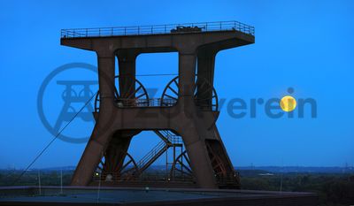 Das 55 Meter hohe Doppelbock-Fördergerüst ist das Wahrzeichen der Zeche Zollverein, der Stadt Essen und der gesamten Region: Die als Doppelstrebengerüst in Vollwandbauweise konstruierte Förderanlage ermöglichte eine doppelte Fördermechanik. Dadurch konnte die doppelte Menge an Förderwagen bzw. Fördergefäßen transportiert werden. Zollverein Schacht XII galt zu Betriebszeiten als die leistungsstärkste Zeche der Welt. 250 Stufen führen auf die oberste Plattform des Gerüstes, deren Seilscheiben sich auch heute noch manchmal drehen: Der Schacht wird von der RAG AG für die zentrale Wasserhaltung genutzt.
