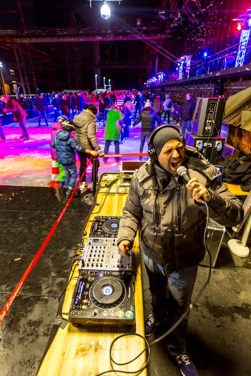 In der Wintersaison tummeln sich an mindestens zwei Abenden Discofans und Schlittschuhläufer auf bei der Eisdisco auf der Zollverein Eisbahn, dem “wahrscheinlich faszinierendsten Ort zum Schlittschuhlaufen bundesweit”. Entlang der Koksöfen, in denen einst Kohle bei 1.000 Grad Celsius zu Koks gebacken wurde, erstreckt sich im Winter über eine Länge von 150 Meter die Zollverein Eisbahn. Insbesondere am Abend, wenn die 1.800 Quadratmeter große Eisfläche mit der Installation „Monochromatic Red and Blue“ (1999) von Jonathan Speirs und Mark Major zu einem beeindruckenden Lichtkunstwerk.in atmosphärisches Licht getaucht wird, verspricht das Schlittschuhlaufen vor der beeindruckenden Kulisse der Kokerei Zollverein ein einzigartiges Erlebnis.