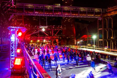 In der Wintersaison tummeln sich an mindestens zwei Abenden Discofans und Schlittschuhläufer auf bei der Eisdisco auf der ZOLLVEREIN® Eisbahn, dem “wahrscheinlich faszinierendsten Ort zum Schlittschuhlaufen bundesweit”. Entlang der Koksöfen, in denen einst Kohle bei 1.000 Grad Celsius zu Koks gebacken wurde, erstreckt sich im Winter über eine Länge von 150 Meter die ZOLLVEREIN® Eisbahn. Insbesondere am Abend, wenn die 1.800 Quadratmeter große Eisfläche mit der Installation „Monochromatic Red and Blue“ (1999) von Jonathan Speirs und Mark Major zu einem beeindruckenden Lichtkunstwerk.in atmosphärisches Licht getaucht wird, verspricht das Schlittschuhlaufen vor der beeindruckenden Kulisse der Kokerei Zollverein ein einzigartiges Erlebnis.

Areal C [Kokerei], Druckmaschinengleis [C74]