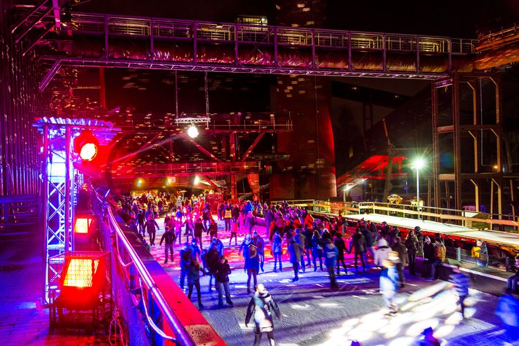 In der Wintersaison tummeln sich an mindestens zwei Abenden Discofans und Schlittschuhläufer auf bei der Eisdisco auf der ZOLLVEREIN® Eisbahn, dem “wahrscheinlich faszinierendsten Ort zum Schlittschuhlaufen bundesweit”. Entlang der Koksöfen, in denen einst Kohle bei 1.000 Grad Celsius zu Koks gebacken wurde, erstreckt sich im Winter über eine Länge von 150 Meter die ZOLLVEREIN® Eisbahn. Insbesondere am Abend, wenn die 1.800 Quadratmeter große Eisfläche mit der Installation „Monochromatic Red and Blue“ (1999) von Jonathan Speirs und Mark Major zu einem beeindruckenden Lichtkunstwerk.in atmosphärisches Licht getaucht wird, verspricht das Schlittschuhlaufen vor der beeindruckenden Kulisse der Kokerei Zollverein ein einzigartiges Erlebnis.

Areal C [Kokerei], Druckmaschinengleis [C74]