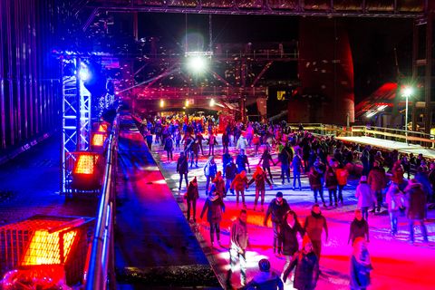 In der Wintersaison tummeln sich an mindestens zwei Abenden Discofans und Schlittschuhläufer auf bei der Eisdisco auf der ZOLLVEREIN® Eisbahn, dem “wahrscheinlich faszinierendsten Ort zum Schlittschuhlaufen bundesweit”. Entlang der Koksöfen, in denen einst Kohle bei 1.000 Grad Celsius zu Koks gebacken wurde, erstreckt sich im Winter über eine Länge von 150 Meter die ZOLLVEREIN® Eisbahn. Insbesondere am Abend, wenn die 1.800 Quadratmeter große Eisfläche mit der Installation „Monochromatic Red and Blue“ (1999) von Jonathan Speirs und Mark Major zu einem beeindruckenden Lichtkunstwerk.in atmosphärisches Licht getaucht wird, verspricht das Schlittschuhlaufen vor der beeindruckenden Kulisse der Kokerei Zollverein ein einzigartiges Erlebnis.

Areal C [Kokerei], Druckmaschinengleis [C74]