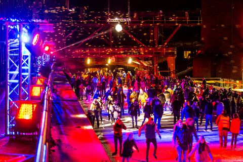 In der Wintersaison tummeln sich an mindestens zwei Abenden Discofans und Schlittschuhläufer auf bei der Eisdisco auf der ZOLLVEREIN® Eisbahn, dem “wahrscheinlich faszinierendsten Ort zum Schlittschuhlaufen bundesweit”. Entlang der Koksöfen, in denen einst Kohle bei 1.000 Grad Celsius zu Koks gebacken wurde, erstreckt sich im Winter über eine Länge von 150 Meter die ZOLLVEREIN® Eisbahn. Insbesondere am Abend, wenn die 1.800 Quadratmeter große Eisfläche mit der Installation „Monochromatic Red and Blue“ (1999) von Jonathan Speirs und Mark Major zu einem beeindruckenden Lichtkunstwerk.in atmosphärisches Licht getaucht wird, verspricht das Schlittschuhlaufen vor der beeindruckenden Kulisse der Kokerei Zollverein ein einzigartiges Erlebnis.

Areal C [Kokerei], Druckmaschinengleis [C74]