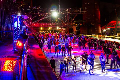 In der Wintersaison tummeln sich an mindestens zwei Abenden Discofans und Schlittschuhläufer auf bei der Eisdisco auf der ZOLLVEREIN® Eisbahn, dem “wahrscheinlich faszinierendsten Ort zum Schlittschuhlaufen bundesweit”. Entlang der Koksöfen, in denen einst Kohle bei 1.000 Grad Celsius zu Koks gebacken wurde, erstreckt sich im Winter über eine Länge von 150 Meter die ZOLLVEREIN® Eisbahn. Insbesondere am Abend, wenn die 1.800 Quadratmeter große Eisfläche mit der Installation „Monochromatic Red and Blue“ (1999) von Jonathan Speirs und Mark Major zu einem beeindruckenden Lichtkunstwerk.in atmosphärisches Licht getaucht wird, verspricht das Schlittschuhlaufen vor der beeindruckenden Kulisse der Kokerei Zollverein ein einzigartiges Erlebnis.

Areal C [Kokerei], Druckmaschinengleis [C74]