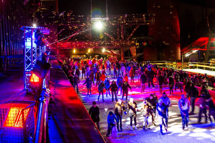 In der Wintersaison tummeln sich an mindestens zwei Abenden Discofans und Schlittschuhläufer auf bei der Eisdisco auf der Zollverein Eisbahn, dem “wahrscheinlich faszinierendsten Ort zum Schlittschuhlaufen bundesweit”. Entlang der Koksöfen, in denen einst Kohle bei 1.000 Grad Celsius zu Koks gebacken wurde, erstreckt sich im Winter über eine Länge von 150 Meter die Zollverein Eisbahn. Insbesondere am Abend, wenn die 1.800 Quadratmeter große Eisfläche mit der Installation „Monochromatic Red and Blue“ (1999) von Jonathan Speirs und Mark Major zu einem beeindruckenden Lichtkunstwerk.in atmosphärisches Licht getaucht wird, verspricht das Schlittschuhlaufen vor der beeindruckenden Kulisse der Kokerei Zollverein ein einzigartiges Erlebnis.