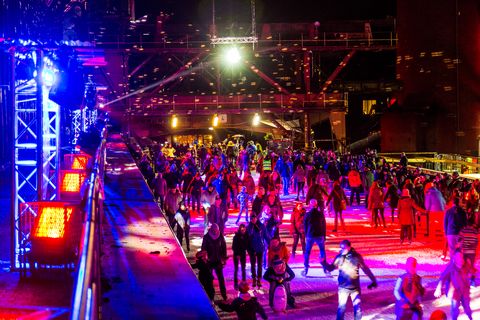 In der Wintersaison tummeln sich an mindestens zwei Abenden Discofans und Schlittschuhläufer auf bei der Eisdisco auf der ZOLLVEREIN® Eisbahn, dem “wahrscheinlich faszinierendsten Ort zum Schlittschuhlaufen bundesweit”. Entlang der Koksöfen, in denen einst Kohle bei 1.000 Grad Celsius zu Koks gebacken wurde, erstreckt sich im Winter über eine Länge von 150 Meter die ZOLLVEREIN® Eisbahn. Insbesondere am Abend, wenn die 1.800 Quadratmeter große Eisfläche mit der Installation „Monochromatic Red and Blue“ (1999) von Jonathan Speirs und Mark Major zu einem beeindruckenden Lichtkunstwerk.in atmosphärisches Licht getaucht wird, verspricht das Schlittschuhlaufen vor der beeindruckenden Kulisse der Kokerei Zollverein ein einzigartiges Erlebnis.

Areal C [Kokerei], Druckmaschinengleis [C74]