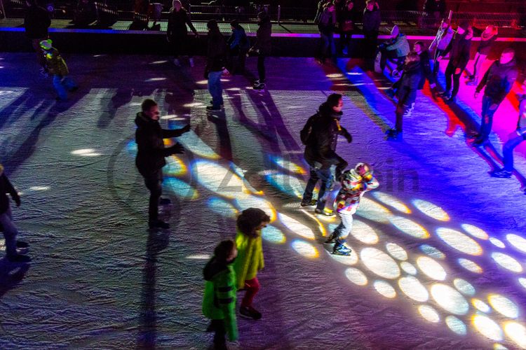 In der Wintersaison tummeln sich an mindestens zwei Abenden Discofans und Schlittschuhläufer auf bei der Eisdisco auf der ZOLLVEREIN® Eisbahn, dem “wahrscheinlich faszinierendsten Ort zum Schlittschuhlaufen bundesweit”. Entlang der Koksöfen, in denen einst Kohle bei 1.000 Grad Celsius zu Koks gebacken wurde, erstreckt sich im Winter über eine Länge von 150 Meter die ZOLLVEREIN® Eisbahn. Insbesondere am Abend, wenn die 1.800 Quadratmeter große Eisfläche mit der Installation „Monochromatic Red and Blue“ (1999) von Jonathan Speirs und Mark Major zu einem beeindruckenden Lichtkunstwerk.in atmosphärisches Licht getaucht wird, verspricht das Schlittschuhlaufen vor der beeindruckenden Kulisse der Kokerei Zollverein ein einzigartiges Erlebnis.

Areal C [Kokerei], Druckmaschinengleis [C74]