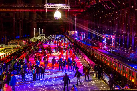 In der Wintersaison tummeln sich an mindestens zwei Abenden Discofans und Schlittschuhläufer auf bei der Eisdisco auf der ZOLLVEREIN® Eisbahn, dem “wahrscheinlich faszinierendsten Ort zum Schlittschuhlaufen bundesweit”. Entlang der Koksöfen, in denen einst Kohle bei 1.000 Grad Celsius zu Koks gebacken wurde, erstreckt sich im Winter über eine Länge von 150 Meter die ZOLLVEREIN® Eisbahn. Insbesondere am Abend, wenn die 1.800 Quadratmeter große Eisfläche mit der Installation „Monochromatic Red and Blue“ (1999) von Jonathan Speirs und Mark Major zu einem beeindruckenden Lichtkunstwerk.in atmosphärisches Licht getaucht wird, verspricht das Schlittschuhlaufen vor der beeindruckenden Kulisse der Kokerei Zollverein ein einzigartiges Erlebnis.

Areal C [Kokerei], Druckmaschinengleis [C74]