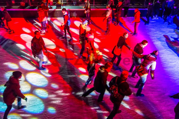 In der Wintersaison tummeln sich an mindestens zwei Abenden Discofans und Schlittschuhläufer auf bei der Eisdisco auf der ZOLLVEREIN® Eisbahn, dem “wahrscheinlich faszinierendsten Ort zum Schlittschuhlaufen bundesweit”. Entlang der Koksöfen, in denen einst Kohle bei 1.000 Grad Celsius zu Koks gebacken wurde, erstreckt sich im Winter über eine Länge von 150 Meter die ZOLLVEREIN® Eisbahn. Insbesondere am Abend, wenn die 1.800 Quadratmeter große Eisfläche mit der Installation „Monochromatic Red and Blue“ (1999) von Jonathan Speirs und Mark Major zu einem beeindruckenden Lichtkunstwerk.in atmosphärisches Licht getaucht wird, verspricht das Schlittschuhlaufen vor der beeindruckenden Kulisse der Kokerei Zollverein ein einzigartiges Erlebnis.

Areal C [Kokerei], Druckmaschinengleis [C74]