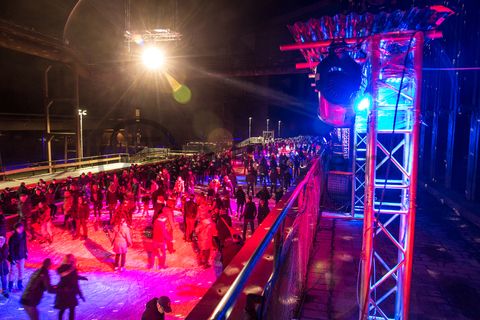 In der Wintersaison tummeln sich an mindestens zwei Abenden Discofans und Schlittschuhläufer auf bei der Eisdisco auf der ZOLLVEREIN® Eisbahn, dem “wahrscheinlich faszinierendsten Ort zum Schlittschuhlaufen bundesweit”. Entlang der Koksöfen, in denen einst Kohle bei 1.000 Grad Celsius zu Koks gebacken wurde, erstreckt sich im Winter über eine Länge von 150 Meter die ZOLLVEREIN® Eisbahn. Insbesondere am Abend, wenn die 1.800 Quadratmeter große Eisfläche mit der Installation „Monochromatic Red and Blue“ (1999) von Jonathan Speirs und Mark Major zu einem beeindruckenden Lichtkunstwerk.in atmosphärisches Licht getaucht wird, verspricht das Schlittschuhlaufen vor der beeindruckenden Kulisse der Kokerei Zollverein ein einzigartiges Erlebnis.

Areal C [Kokerei], Druckmaschinengleis [C74]