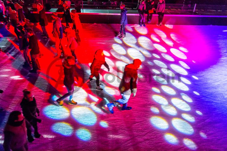 In der Wintersaison tummeln sich an mindestens zwei Abenden Discofans und Schlittschuhläufer auf bei der Eisdisco auf der ZOLLVEREIN® Eisbahn, dem “wahrscheinlich faszinierendsten Ort zum Schlittschuhlaufen bundesweit”. Entlang der Koksöfen, in denen einst Kohle bei 1.000 Grad Celsius zu Koks gebacken wurde, erstreckt sich im Winter über eine Länge von 150 Meter die ZOLLVEREIN® Eisbahn. Insbesondere am Abend, wenn die 1.800 Quadratmeter große Eisfläche mit der Installation „Monochromatic Red and Blue“ (1999) von Jonathan Speirs und Mark Major zu einem beeindruckenden Lichtkunstwerk.in atmosphärisches Licht getaucht wird, verspricht das Schlittschuhlaufen vor der beeindruckenden Kulisse der Kokerei Zollverein ein einzigartiges Erlebnis.

Areal C [Kokerei], Druckmaschinengleis [C74]