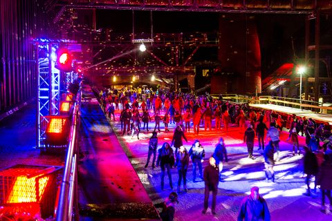 In der Wintersaison tummeln sich an mindestens zwei Abenden Discofans und Schlittschuhläufer auf bei der Eisdisco auf der ZOLLVEREIN® Eisbahn, dem “wahrscheinlich faszinierendsten Ort zum Schlittschuhlaufen bundesweit”. Entlang der Koksöfen, in denen einst Kohle bei 1.000 Grad Celsius zu Koks gebacken wurde, erstreckt sich im Winter über eine Länge von 150 Meter die ZOLLVEREIN® Eisbahn. Insbesondere am Abend, wenn die 1.800 Quadratmeter große Eisfläche mit der Installation „Monochromatic Red and Blue“ (1999) von Jonathan Speirs und Mark Major zu einem beeindruckenden Lichtkunstwerk.in atmosphärisches Licht getaucht wird, verspricht das Schlittschuhlaufen vor der beeindruckenden Kulisse der Kokerei Zollverein ein einzigartiges Erlebnis.

Areal C [Kokerei], Druckmaschinengleis [C74]