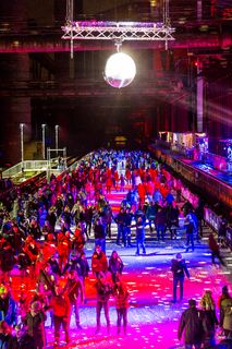 In der Wintersaison tummeln sich an mindestens zwei Abenden Discofans und Schlittschuhläufer auf bei der Eisdisco auf der ZOLLVEREIN® Eisbahn, dem “wahrscheinlich faszinierendsten Ort zum Schlittschuhlaufen bundesweit”. Entlang der Koksöfen, in denen einst Kohle bei 1.000 Grad Celsius zu Koks gebacken wurde, erstreckt sich im Winter über eine Länge von 150 Meter die ZOLLVEREIN® Eisbahn. Insbesondere am Abend, wenn die 1.800 Quadratmeter große Eisfläche mit der Installation „Monochromatic Red and Blue“ (1999) von Jonathan Speirs und Mark Major zu einem beeindruckenden Lichtkunstwerk.in atmosphärisches Licht getaucht wird, verspricht das Schlittschuhlaufen vor der beeindruckenden Kulisse der Kokerei Zollverein ein einzigartiges Erlebnis.

Areal C [Kokerei], Druckmaschinengleis [C74]