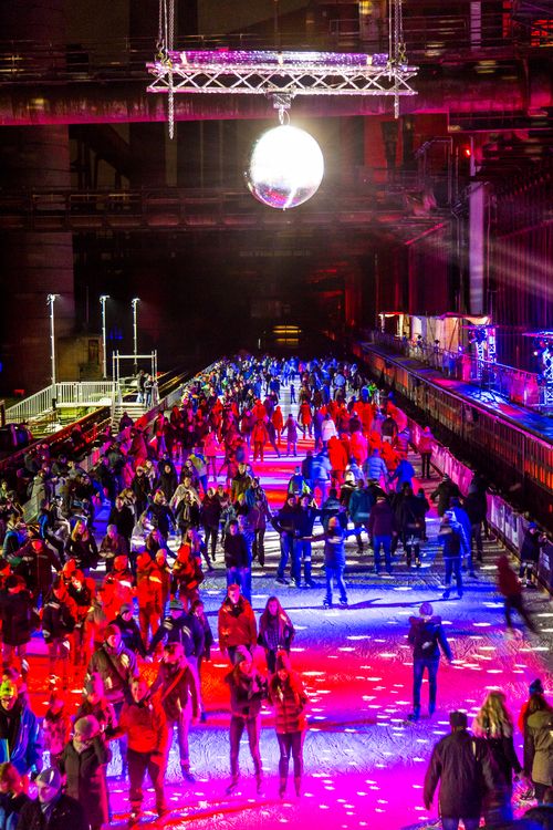 In der Wintersaison tummeln sich an mindestens zwei Abenden Discofans und Schlittschuhläufer auf bei der Eisdisco auf der ZOLLVEREIN® Eisbahn, dem “wahrscheinlich faszinierendsten Ort zum Schlittschuhlaufen bundesweit”. Entlang der Koksöfen, in denen einst Kohle bei 1.000 Grad Celsius zu Koks gebacken wurde, erstreckt sich im Winter über eine Länge von 150 Meter die ZOLLVEREIN® Eisbahn. Insbesondere am Abend, wenn die 1.800 Quadratmeter große Eisfläche mit der Installation „Monochromatic Red and Blue“ (1999) von Jonathan Speirs und Mark Major zu einem beeindruckenden Lichtkunstwerk.in atmosphärisches Licht getaucht wird, verspricht das Schlittschuhlaufen vor der beeindruckenden Kulisse der Kokerei Zollverein ein einzigartiges Erlebnis.

Areal C [Kokerei], Druckmaschinengleis [C74]