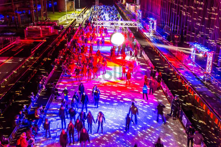 In der Wintersaison tummeln sich an mindestens zwei Abenden Discofans und Schlittschuhläufer auf bei der Eisdisco auf der ZOLLVEREIN® Eisbahn, dem “wahrscheinlich faszinierendsten Ort zum Schlittschuhlaufen bundesweit”. Entlang der Koksöfen, in denen einst Kohle bei 1.000 Grad Celsius zu Koks gebacken wurde, erstreckt sich im Winter über eine Länge von 150 Meter die ZOLLVEREIN® Eisbahn. Insbesondere am Abend, wenn die 1.800 Quadratmeter große Eisfläche mit der Installation „Monochromatic Red and Blue“ (1999) von Jonathan Speirs und Mark Major zu einem beeindruckenden Lichtkunstwerk.in atmosphärisches Licht getaucht wird, verspricht das Schlittschuhlaufen vor der beeindruckenden Kulisse der Kokerei Zollverein ein einzigartiges Erlebnis.

Areal C [Kokerei], Druckmaschinengleis [C74]