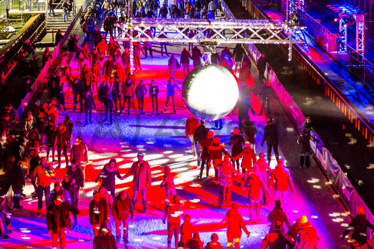 In der Wintersaison tummeln sich an mindestens zwei Abenden Discofans und Schlittschuhläufer auf bei der Eisdisco auf der ZOLLVEREIN® Eisbahn, dem “wahrscheinlich faszinierendsten Ort zum Schlittschuhlaufen bundesweit”. Entlang der Koksöfen, in denen einst Kohle bei 1.000 Grad Celsius zu Koks gebacken wurde, erstreckt sich im Winter über eine Länge von 150 Meter die ZOLLVEREIN® Eisbahn. Insbesondere am Abend, wenn die 1.800 Quadratmeter große Eisfläche mit der Installation „Monochromatic Red and Blue“ (1999) von Jonathan Speirs und Mark Major zu einem beeindruckenden Lichtkunstwerk.in atmosphärisches Licht getaucht wird, verspricht das Schlittschuhlaufen vor der beeindruckenden Kulisse der Kokerei Zollverein ein einzigartiges Erlebnis.

Areal C [Kokerei], Druckmaschinengleis [C74]