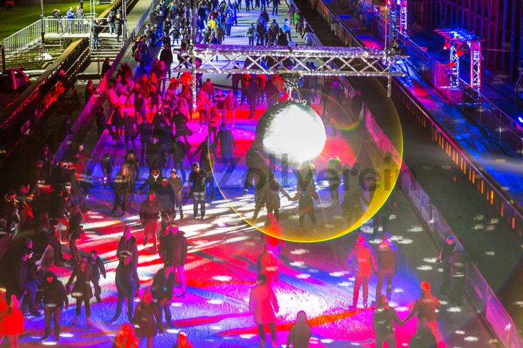 In der Wintersaison tummeln sich an mindestens zwei Abenden Discofans und Schlittschuhläufer auf bei der Eisdisco auf der ZOLLVEREIN® Eisbahn, dem “wahrscheinlich faszinierendsten Ort zum Schlittschuhlaufen bundesweit”. Entlang der Koksöfen, in denen einst Kohle bei 1.000 Grad Celsius zu Koks gebacken wurde, erstreckt sich im Winter über eine Länge von 150 Meter die ZOLLVEREIN® Eisbahn. Insbesondere am Abend, wenn die 1.800 Quadratmeter große Eisfläche mit der Installation „Monochromatic Red and Blue“ (1999) von Jonathan Speirs und Mark Major zu einem beeindruckenden Lichtkunstwerk.in atmosphärisches Licht getaucht wird, verspricht das Schlittschuhlaufen vor der beeindruckenden Kulisse der Kokerei Zollverein ein einzigartiges Erlebnis.

Areal C [Kokerei], Druckmaschinengleis [C74]