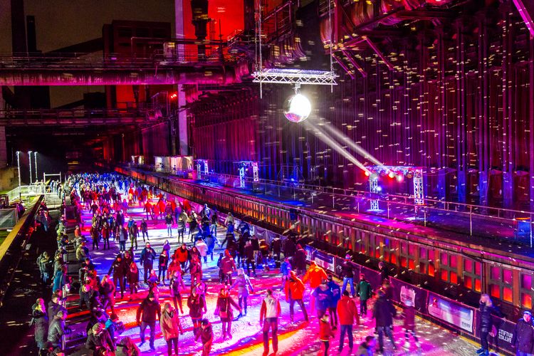 In der Wintersaison tummeln sich an mindestens zwei Abenden Discofans und Schlittschuhläufer auf bei der Eisdisco auf der ZOLLVEREIN® Eisbahn, dem “wahrscheinlich faszinierendsten Ort zum Schlittschuhlaufen bundesweit”. Entlang der Koksöfen, in denen einst Kohle bei 1.000 Grad Celsius zu Koks gebacken wurde, erstreckt sich im Winter über eine Länge von 150 Meter die ZOLLVEREIN® Eisbahn. Insbesondere am Abend, wenn die 1.800 Quadratmeter große Eisfläche mit der Installation „Monochromatic Red and Blue“ (1999) von Jonathan Speirs und Mark Major zu einem beeindruckenden Lichtkunstwerk.in atmosphärisches Licht getaucht wird, verspricht das Schlittschuhlaufen vor der beeindruckenden Kulisse der Kokerei Zollverein ein einzigartiges Erlebnis.

Areal C [Kokerei], Druckmaschinengleis [C74]