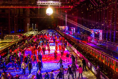 In der Wintersaison tummeln sich an mindestens zwei Abenden Discofans und Schlittschuhläufer auf bei der Eisdisco auf der ZOLLVEREIN® Eisbahn, dem “wahrscheinlich faszinierendsten Ort zum Schlittschuhlaufen bundesweit”. Entlang der Koksöfen, in denen einst Kohle bei 1.000 Grad Celsius zu Koks gebacken wurde, erstreckt sich im Winter über eine Länge von 150 Meter die ZOLLVEREIN® Eisbahn. Insbesondere am Abend, wenn die 1.800 Quadratmeter große Eisfläche mit der Installation „Monochromatic Red and Blue“ (1999) von Jonathan Speirs und Mark Major zu einem beeindruckenden Lichtkunstwerk.in atmosphärisches Licht getaucht wird, verspricht das Schlittschuhlaufen vor der beeindruckenden Kulisse der Kokerei Zollverein ein einzigartiges Erlebnis.

Areal C [Kokerei], Druckmaschinengleis [C74]