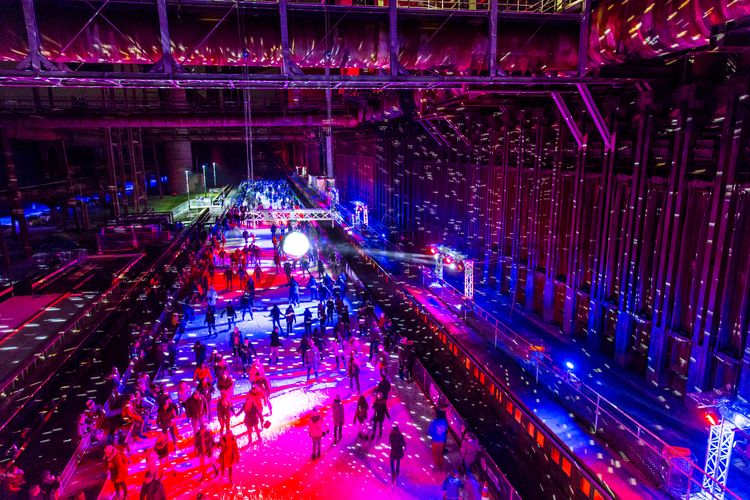 In der Wintersaison tummeln sich an mindestens zwei Abenden Discofans und Schlittschuhläufer auf bei der Eisdisco auf der ZOLLVEREIN® Eisbahn, dem “wahrscheinlich faszinierendsten Ort zum Schlittschuhlaufen bundesweit”. Entlang der Koksöfen, in denen einst Kohle bei 1.000 Grad Celsius zu Koks gebacken wurde, erstreckt sich im Winter über eine Länge von 150 Meter die ZOLLVEREIN® Eisbahn. Insbesondere am Abend, wenn die 1.800 Quadratmeter große Eisfläche mit der Installation „Monochromatic Red and Blue“ (1999) von Jonathan Speirs und Mark Major zu einem beeindruckenden Lichtkunstwerk.in atmosphärisches Licht getaucht wird, verspricht das Schlittschuhlaufen vor der beeindruckenden Kulisse der Kokerei Zollverein ein einzigartiges Erlebnis.

Areal C [Kokerei], Druckmaschinengleis [C74]