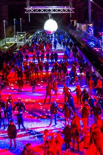 In der Wintersaison tummeln sich an mindestens zwei Abenden Discofans und Schlittschuhläufer auf bei der Eisdisco auf der ZOLLVEREIN® Eisbahn, dem “wahrscheinlich faszinierendsten Ort zum Schlittschuhlaufen bundesweit”. Entlang der Koksöfen, in denen einst Kohle bei 1.000 Grad Celsius zu Koks gebacken wurde, erstreckt sich im Winter über eine Länge von 150 Meter die ZOLLVEREIN® Eisbahn. Insbesondere am Abend, wenn die 1.800 Quadratmeter große Eisfläche mit der Installation „Monochromatic Red and Blue“ (1999) von Jonathan Speirs und Mark Major zu einem beeindruckenden Lichtkunstwerk.in atmosphärisches Licht getaucht wird, verspricht das Schlittschuhlaufen vor der beeindruckenden Kulisse der Kokerei Zollverein ein einzigartiges Erlebnis.

Areal C [Kokerei], Druckmaschinengleis [C74]