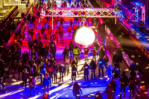 In der Wintersaison tummeln sich an mindestens zwei Abenden Discofans und Schlittschuhläufer auf bei der Eisdisco auf der ZOLLVEREIN® Eisbahn, dem “wahrscheinlich faszinierendsten Ort zum Schlittschuhlaufen bundesweit”. Entlang der Koksöfen, in denen einst Kohle bei 1.000 Grad Celsius zu Koks gebacken wurde, erstreckt sich im Winter über eine Länge von 150 Meter die ZOLLVEREIN® Eisbahn. Insbesondere am Abend, wenn die 1.800 Quadratmeter große Eisfläche mit der Installation „Monochromatic Red and Blue“ (1999) von Jonathan Speirs und Mark Major zu einem beeindruckenden Lichtkunstwerk.in atmosphärisches Licht getaucht wird, verspricht das Schlittschuhlaufen vor der beeindruckenden Kulisse der Kokerei Zollverein ein einzigartiges Erlebnis.

Areal C [Kokerei], Druckmaschinengleis [C74]