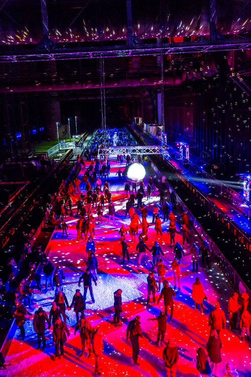 In der Wintersaison tummeln sich an mindestens zwei Abenden Discofans und Schlittschuhläufer auf bei der Eisdisco auf der Zollverein Eisbahn, dem “wahrscheinlich faszinierendsten Ort zum Schlittschuhlaufen bundesweit”. Entlang der Koksöfen, in denen einst Kohle bei 1.000 Grad Celsius zu Koks gebacken wurde, erstreckt sich im Winter über eine Länge von 150 Meter die Zollverein Eisbahn. Insbesondere am Abend, wenn die 1.800 Quadratmeter große Eisfläche mit der Installation „Monochromatic Red and Blue“ (1999) von Jonathan Speirs und Mark Major zu einem beeindruckenden Lichtkunstwerk.in atmosphärisches Licht getaucht wird, verspricht das Schlittschuhlaufen vor der beeindruckenden Kulisse der Kokerei Zollverein ein einzigartiges Erlebnis.