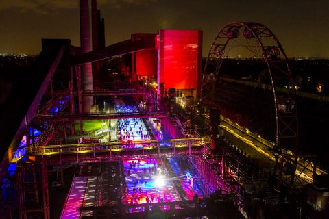 In der Wintersaison tummeln sich an mindestens zwei Abenden Discofans und Schlittschuhläufer auf bei der Eisdisco auf der ZOLLVEREIN® Eisbahn, dem “wahrscheinlich faszinierendsten Ort zum Schlittschuhlaufen bundesweit”. Entlang der Koksöfen, in denen einst Kohle bei 1.000 Grad Celsius zu Koks gebacken wurde, erstreckt sich im Winter über eine Länge von 150 Meter die ZOLLVEREIN® Eisbahn. Insbesondere am Abend, wenn die 1.800 Quadratmeter große Eisfläche mit der Installation „Monochromatic Red and Blue“ (1999) von Jonathan Speirs und Mark Major zu einem beeindruckenden Lichtkunstwerk.in atmosphärisches Licht getaucht wird, verspricht das Schlittschuhlaufen vor der beeindruckenden Kulisse der Kokerei Zollverein ein einzigartiges Erlebnis.

Areal C [Kokerei], Druckmaschinengleis [C74]